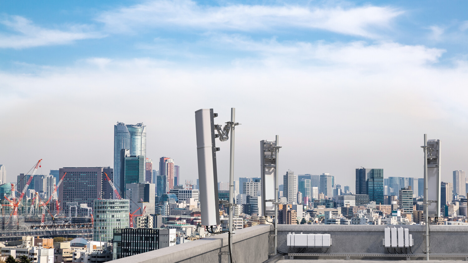 cell site power unit with hybrid antennas installed on a federal network tower